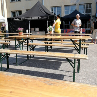 Sisäpihalla oli pöytiä ja penkkejä ruokailijoille ja viininjuojille. Yläpihalla, jossa drinkkikojut olivat, ei ollut muita tuoleja kuin mitä näytteilleasettajilla satunnaisesti oli mukana.