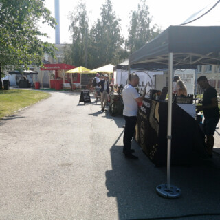 Punch! Clubilla oli drinkkejä pulloissa ja tynnyreissä, Nållalla oli alkoholillisia Hard Seltzer (Kova Sooda) -juomia, Kahlua tarjoili espresso Martini -drinkkejä ja Maker's Mark -kojulla oli... viskidrinkkejä?