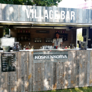 Koskenkorvan kojulla oli drinkkien lisäksi ystävällisiä neitoja kaksin kappalein, mutta vain toinen uskaltautui kuvattavaksi.