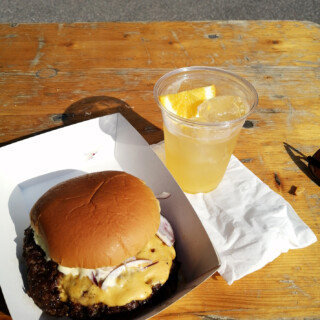 Kun juo makiata eli hyvää, pitää myös saada suolukkaa eli... lihaa. Bonelessin kojulta sai näitä smash burgereita ja jotain kanajuttua. Oli aika hyvä bursa.