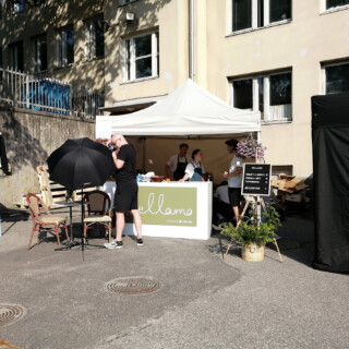 Kiinteämpääkin ravintoa oli saatavilla alkoholin lisäksi. Oikealta vasemmalle: Boneless (smash burger & kanaa), Wellamo (katso kuvan lista) ja Yeastie Boi (lohi- ja vegaani bagel).