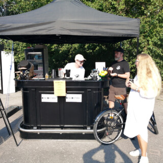 Pian avattava Beaky Basterds -cocktailbaari esitteli osaamistaan ja drinkkejään. Mistä muuten saisin tuollaisen baaritiskin itselleni?