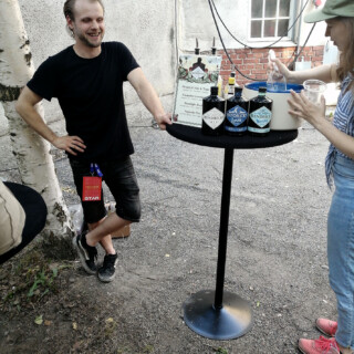 Kuvassa Peculiar Hendrick's Highballs -workshopissa käytetyt (ja aiemmin nimetyt) ginit sekä workshopin vetäjä (vasemmalla). Kaikki workshopit järjestettiin ulkona, kuten koko tapahtuma muutoinkin.