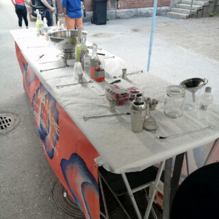 Kotibaari Home bar -workshopin alkuasetelma oli tällainen. Kysyin muuten workshopin loputtua käyttääkö hän (baarimestari) tuollaista Cobbler shakeria mihinkään. Kuulemma vain koristeena. Ilmeisesti kovalla rahalla olisi kuitenkin saatavissa sellaisiakin Cobbler shakereita, jotka saa aukikin sheikkauksen jälkeen.