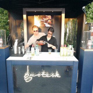 Grotesk kuului myös siihen pieneen joukkoon Helsingin keskustan baareja, joissa minulla oli aikomus käydä ennen festareita, mutta kun ei niihin päässyt vielä lounasaikaan sisään... Mihin tämä maailma on menossa? Tuota rommia pääsin myös maistamaan sellaisenaan. No eihän se viina raakana koskaan erityisen hyvää ole. Siksi miksaillaan.