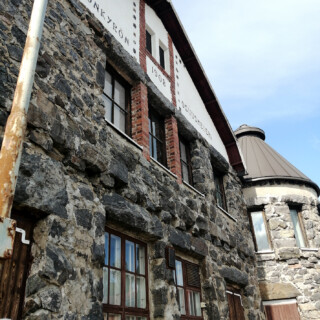 Tyylikäs, linnamainen vanha osuusmeijerin talo on rakennettu vuonna 1908.