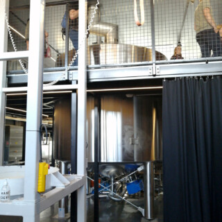 Nesteet kiertävät suurissa säiliöissä ja niiden välillä metallisia putkia pitkin. Myös käsidesi (vasemmalla) kuuluu Kyrön valmistamiin tuotteisiin ja taisinpa jostakin lukea aiemmin, että koronan nostattama tarve käsidesille toi Kyrölle helpotusta siihen, kun samalla ravintolaelämä hiipui.