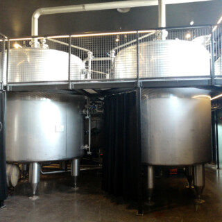 Lisää suuria säiliöitä maan tasalta katsottuna. Tässä ollaan muuten viskitislaamon puolella.