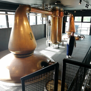 Isoissa kuparipannuissa muhii suuri määrä viskin esiastetta ennen kuin alkoholi erotetaan muusta sisällöstä kuumentamalla. Alkoholi höyrystyy ennen vettä ja poistuu sen seurauksena hallitusti pannusta talteen otettavaksi.