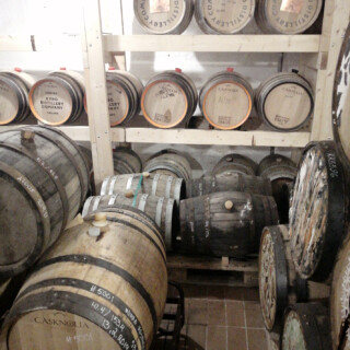 Tynnyrihuoneessa oli tynnyrikaupalla jalojuomaa muhimassa ja imemässä makuja ja väriä tynnyreiden puusta. Kyröllä käytetään tynnyreissä amerikkalaista valkotammea uutena ja käytettynä sekä käytettyjä sherry-tynnyreitä (mm. Oloroso ja PX eli Pedro Ximénes).