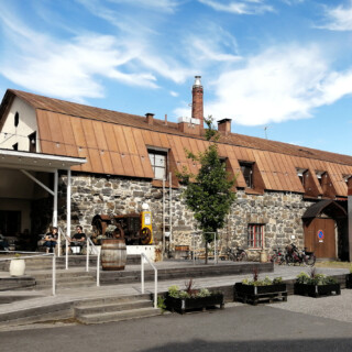 Kyrö Distilleryn päärakennuksesta osa on vanhaa meijeriä ja osa uudempaa rakennusta.