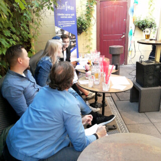 Tuomaristo arvostelupöytänsä äärellä, muutama drinkki jo makusteltuna.