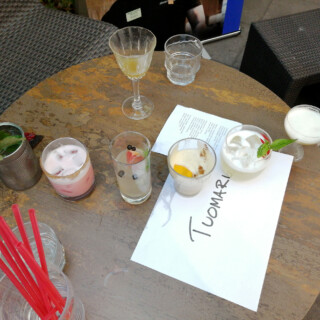 Tuomarit maistelivat drinkkejä pilleillä. Ei siis hörppimällä, vaan... no kyllä sää tiiät. Pillimitalla. Näistä drinkeistä on kaikista jo juotu, parempia kuvia niistä ei minulla ole.