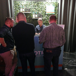 Botran-rommin ständi. Ständillä hengaili myös espanjalais(pomo)mies, jolle kerroin kaiken Rovaniemestä joulukaupunkina ja mies taisikin samantien alkaa varailemaan lentolippuja perheelleen...