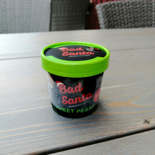 Tässä jäätelössä on päärynäkermalikööriä ja kokonaisuuden alkoholipitoisuus on 3,8%. Jos näitä söisi seitsemän, ei enää olisi asiaa auton rattiin vähään aikaan. Alkoholillista jäätelöä Pramialta