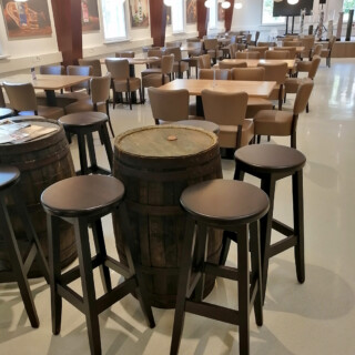 Pramian kahvila ja viinatehtaan myymälä. Salin päässä näkyy myös esiintymislava, jota ilmeisesti käytetäänkin. Paikassa on A-oikeudet janon varalta. Pramian kahvio ja tehtaanmyymälä