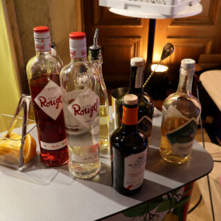 Minulle entuudestaan vieraita vermutteja ja sekä punainen että kirkas Camparin-kaataja