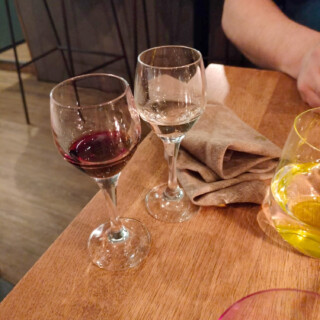 Suomalaisia arktisia viinejä. Huomaa myös vesilasit, jotka näyttivät kirkkaislta, mutta tietyssä valossa...