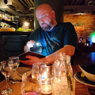 Vanha mies tarvitsee joskus lisävaloa lukemiseen