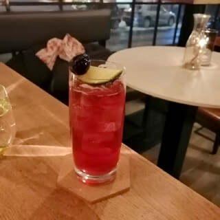 Cherry Poppins - suosikkini nautituista drinkeistä (viinikordiaalia, mansikkaginiä, sakura-teetä ja mustaherukkaa)